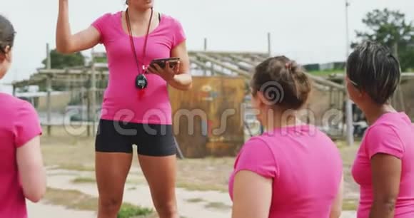 女教练站在女教练的面前视频的预览图