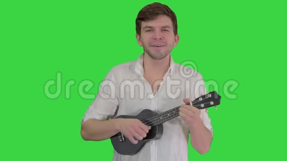 男子与四弦琴唱一首歌在绿色屏幕Chroma键视频的预览图