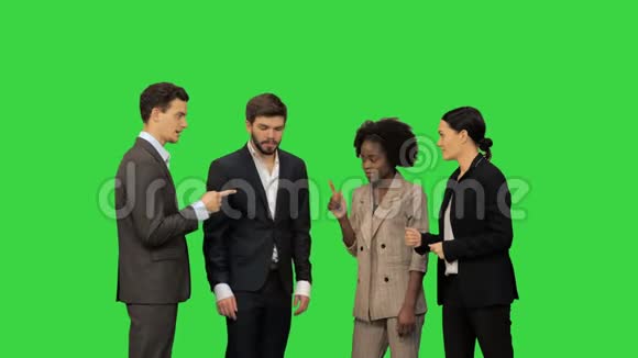 不同的成人商务人士携手合作团队精神在一个绿色屏幕Chroma键视频的预览图