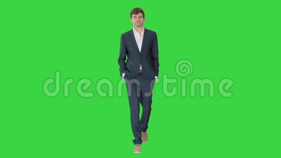 英俊的商人走在绿色屏幕上Chroma键视频的预览图
