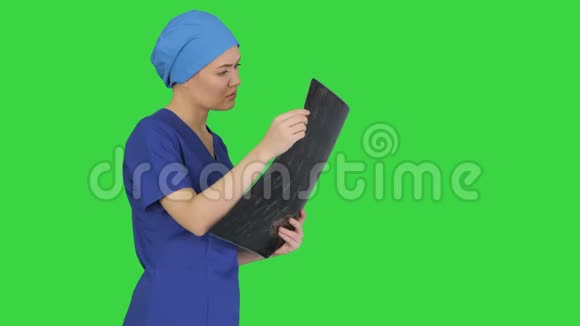 严肃的女医生在绿色屏幕上看脑部的MRI扫描Chroma键视频的预览图