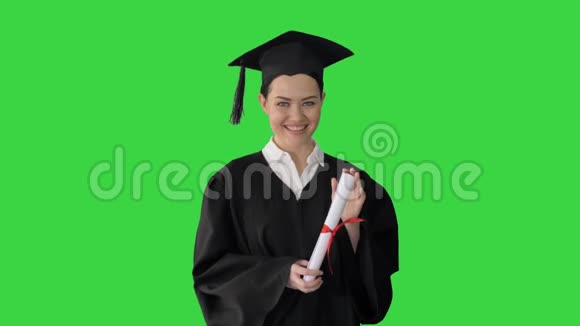 毕业的女人微笑着在绿色的屏幕上看着快乐Chroma键视频的预览图