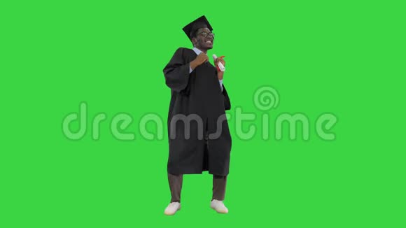 聪明的休闲非裔美国人在绿色屏幕上行走Chroma键视频的预览图