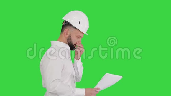男工程师戴着安全帽看着绿色屏幕上的文件Chroma键视频的预览图