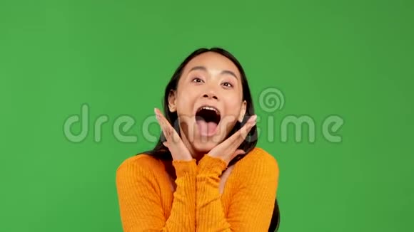 一个年轻漂亮的亚洲姑娘笑容满面张开嘴双手捧着脸视频的预览图