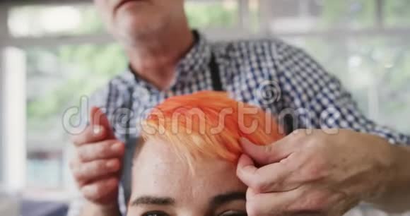 前台理发师整理女性头发视频的预览图
