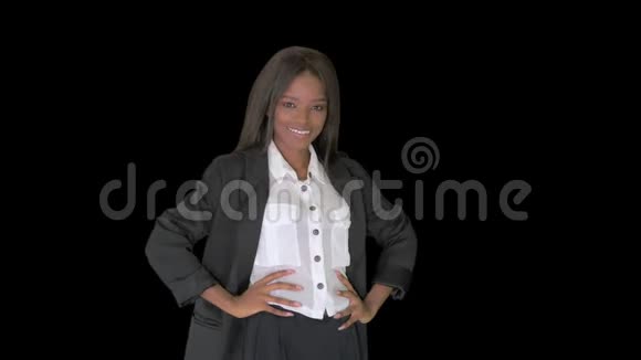 美丽的非裔美国商务女性微笑阿尔法频道视频的预览图