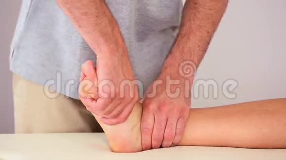 物理治疗师在病人的脚上工作视频的预览图