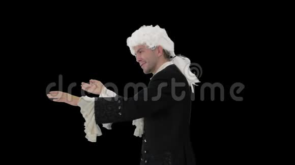 穿着像沃尔夫冈阿马迪斯莫札特那样指挥管弦乐队的人阿尔法频道视频的预览图
