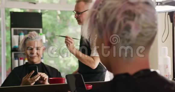 后视女性的发型是由理发师设计的视频的预览图