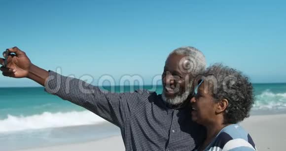 侧景老夫妇在海滩拍照视频的预览图