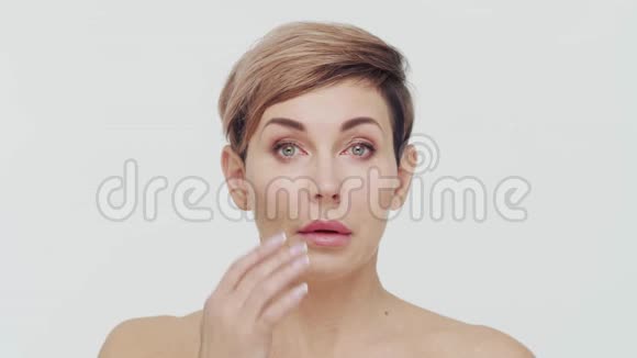 白色背景中年成熟女性特写成熟女士的肖像整形手术美容注射视频的预览图