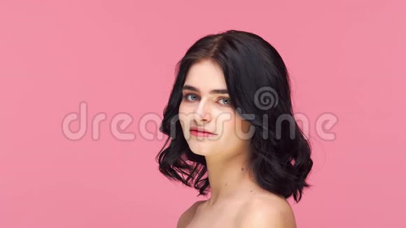画室的照片年轻漂亮的黑发女人粉红色背景护肤健康化妆和化妆品视频的预览图