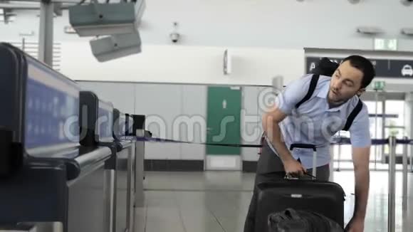 旅客办理登机手续前在机场候机楼检查行李重量视频的预览图