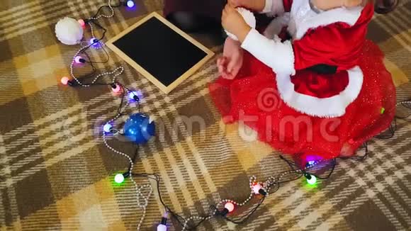妈妈带着女儿在黑板上画圣诞节的属性妈妈和女儿正在画一棵圣诞树圣诞节主题视频的预览图