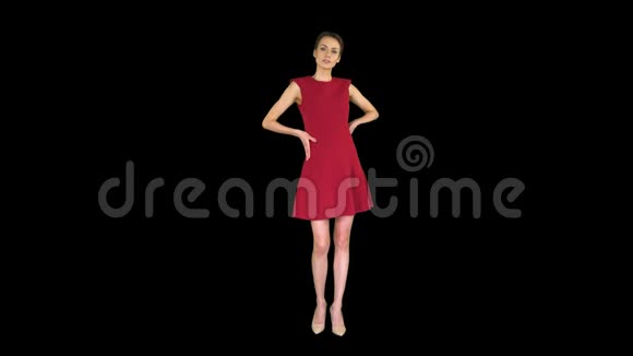 美丽的年轻女子留着红色裙子的短发摆姿势阿尔法频道视频的预览图