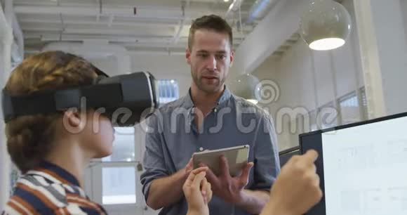 商业女性使用VR头盔视频的预览图