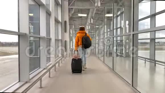 在机场候机楼散步的女人视频的预览图