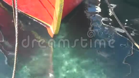 一艘渔船在水中航行视频的预览图