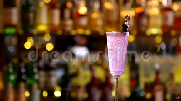 在酒吧的一个高玻璃杯里的粉红色苏尔视频的预览图
