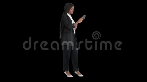 美丽的美国黑人妇女微笑着在手机上拍摄自拍阿尔法频道视频的预览图