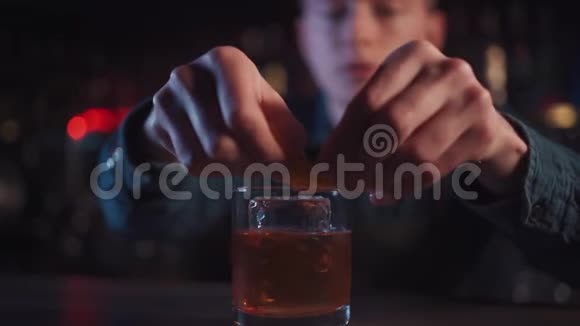 酒保准备带威士忌和橘子的传统老式鸡尾酒视频的预览图