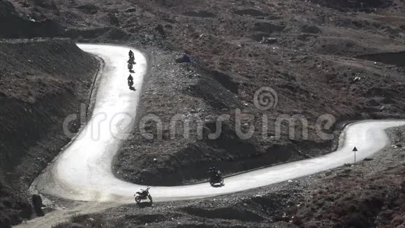 山路上的摩托车视频的预览图