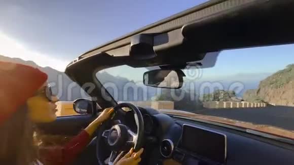 女司机开车旅行视频的预览图