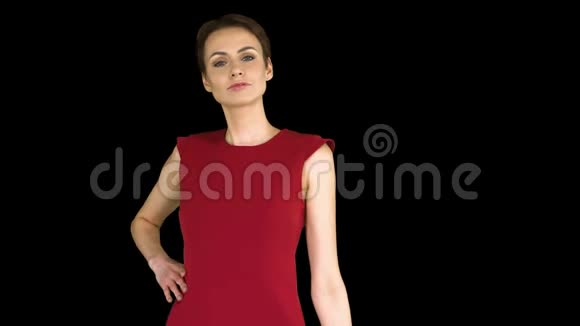 美丽的年轻女子留着红色裙子的短发摆姿势阿尔法频道视频的预览图