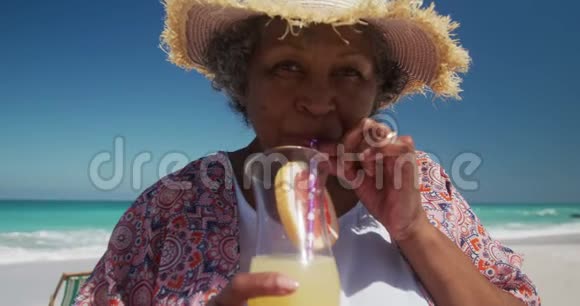 低角度视角的老女人喝鸡尾酒视频的预览图