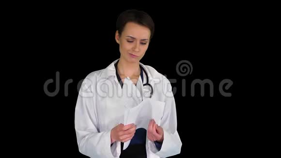 美丽的年轻医生扔纸阿尔法频道视频的预览图