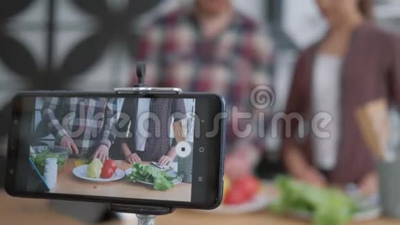 健康饮食博客手机制作视频直播博主们如何烹饪健康饮食视频的预览图