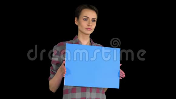 休闲女性短发蓝色空白板模拟阿尔法频道视频的预览图