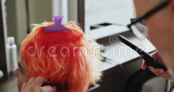 侧视女性头发被发型师直着视频的预览图