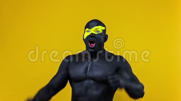 男子体育迷庆祝球队胜利或进球健美运动员面部艺术和黑色体彩黄色视频的预览图