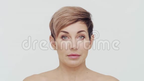 白色背景中年成熟女性特写成熟女士的肖像整形手术美容注射视频的预览图