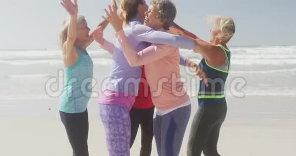 运动女性在海滩上玩得开心视频的预览图
