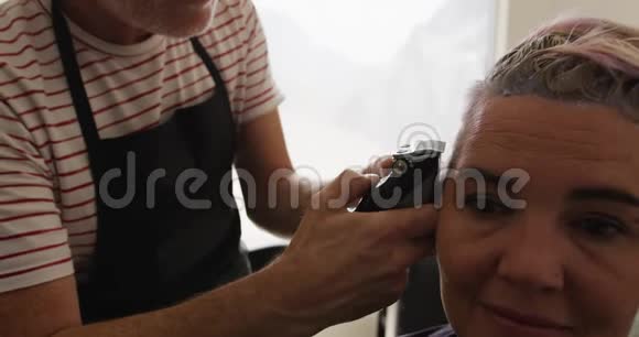 前面看到的女人被理发师剪了头发视频的预览图