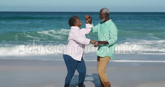 侧景老夫妇在海滩上跳舞视频的预览图