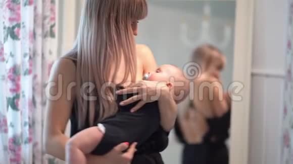 妈妈用奶嘴抱着宝宝视频的预览图