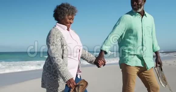 在海边散步的老夫妇视频的预览图