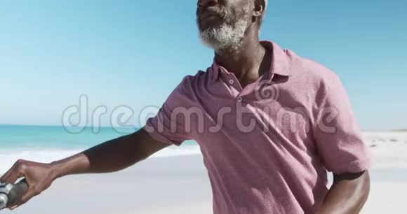前景老人在海滩上沉思视频的预览图