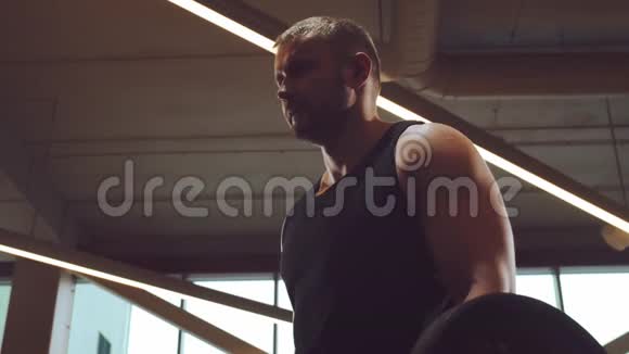 运动英俊的男性运动员在健身房工作使用杠铃强壮健康的健美腹部训练视频的预览图