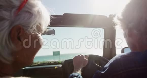 后景老夫妇在海滩上开车视频的预览图
