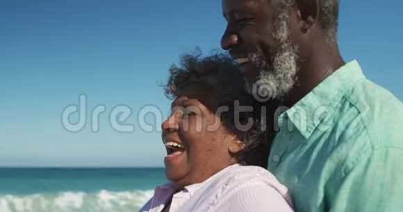 前景老夫妇在海滩拥抱视频的预览图