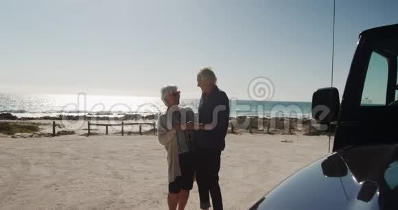 前景老夫妇在海滩享受自由时光视频的预览图