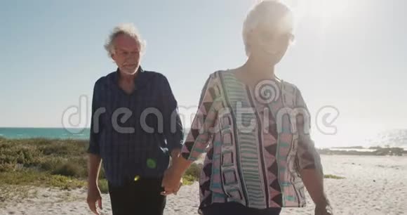 前景老夫妇一起在海滩散步视频的预览图