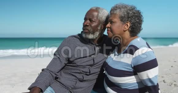 侧景老夫妇在海滩上享受自由时光视频的预览图