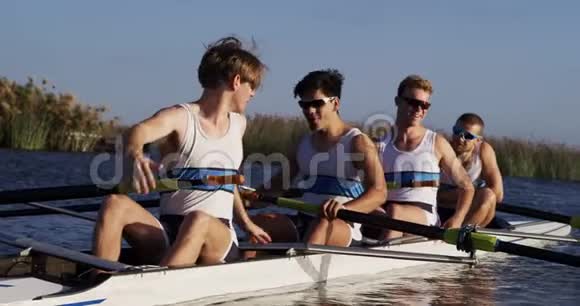 湖畔男子划艇队庆祝的侧景视频的预览图