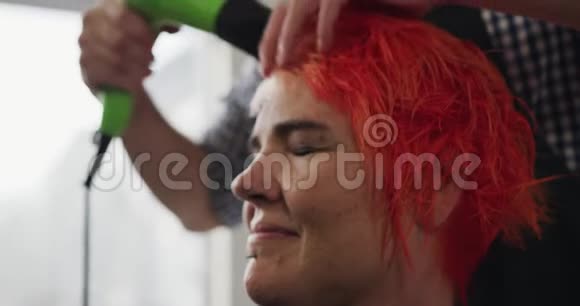 侧视妇女头发被理发师弄干视频的预览图